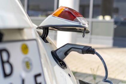 La conversión de coches de combustión a eléctricos llega al Congreso