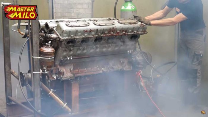 Motor V12 Tanque Arranque 700x394