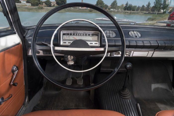 SEAT 850 Interior 700x467