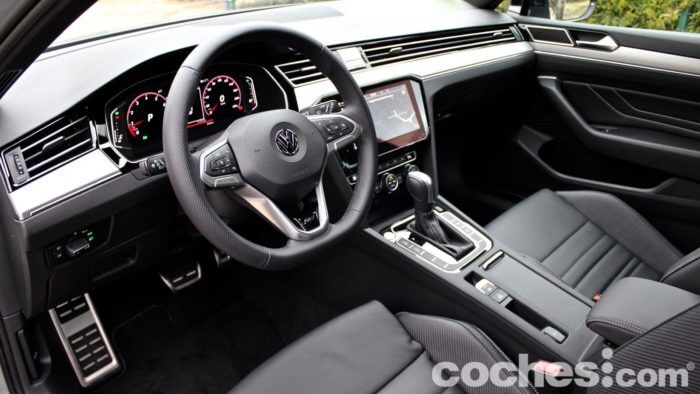 Volkswagen Passat Variant R Line Interior 1 700x394
