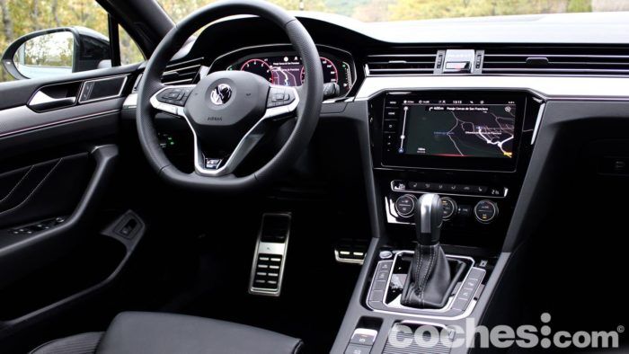 Volkswagen Passat Variant R Line Interior 11 700x394