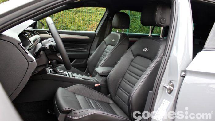 Volkswagen Passat Variant R Line Interior 2 700x394