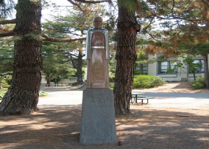 Estatua de Lous Pasteur en el San Rafael High School, California