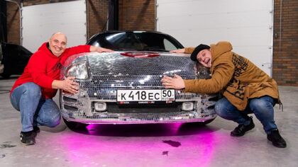 El «Disco Car» es un Mitsubishi Eclipse recubierto con 65.000 espejos