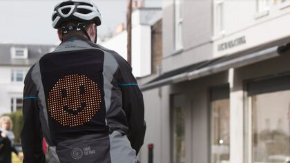Ford crea la chaqueta «Emoji» para aliviar tensiones entre conductores y ciclistas