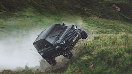 Un adelanto a lo que hará el Land Rover Defender en la próxima película de Bond