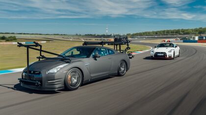 ¿Cómo se graba en circuito a un Nissan GT-R Nismo? Fácil, con otro GT-R