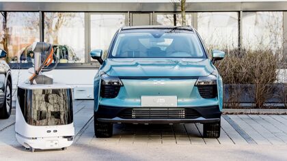 Aiways apuesta por este robot autónomo para cargar sus eléctricos