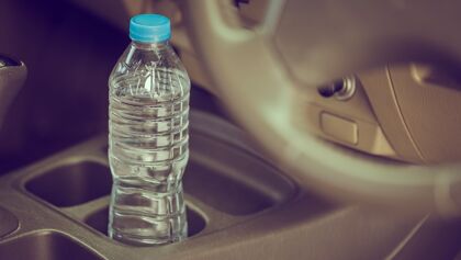 ¿Eres de dejarte la botella de agua en el coche? Igual no deberías…