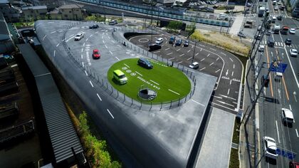 Este concesionario Toyota en Osaka tiene su propia pista de pruebas