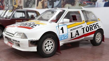 Sale a subasta la peculiar colección de coches de Desguaces La Torre