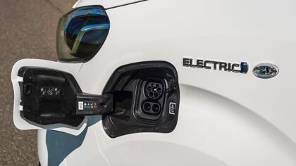 Sube el interés por los coches eléctricos, pero los híbridos dominan el mercado