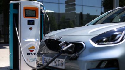 La carga rápida de un eléctrico puede salir más cara que repostar gasolina si no eliges bien