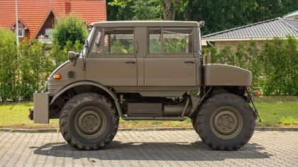 Este Mercedes-Benz Unimog 406 Doppel Kabine es tan extraño como deseado