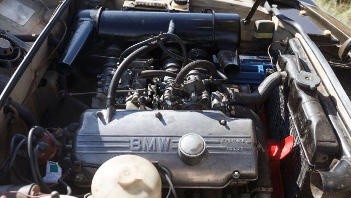BMW 2000 CS Motor 1 700x394