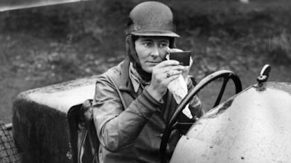 Fay Taylour: De vencer a los hombres en los circuitos a caer en los brazos de Hitler