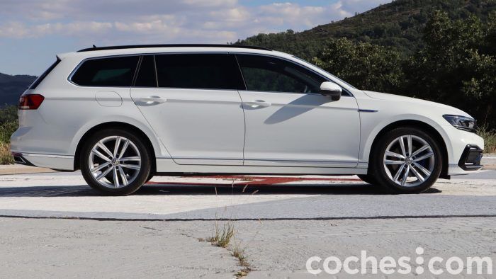Volkswagen Passat Variant GTE 6 700x394