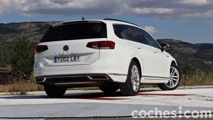 Volkswagen Passat Variant GTE 9 700x394