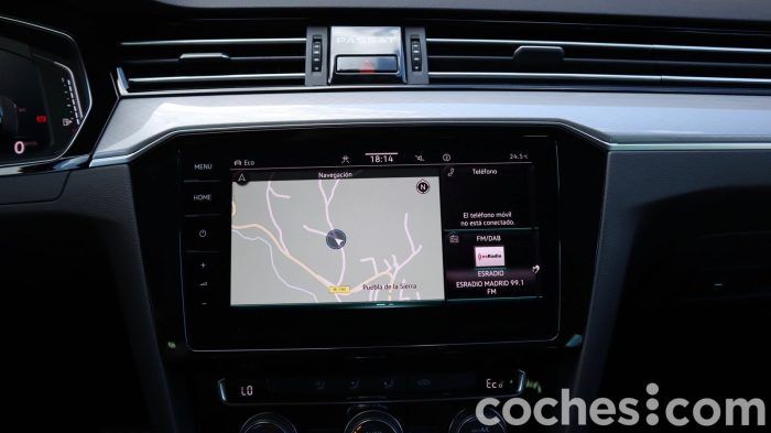 Volkswagen Passat Variant GTE Interior 10 700x393