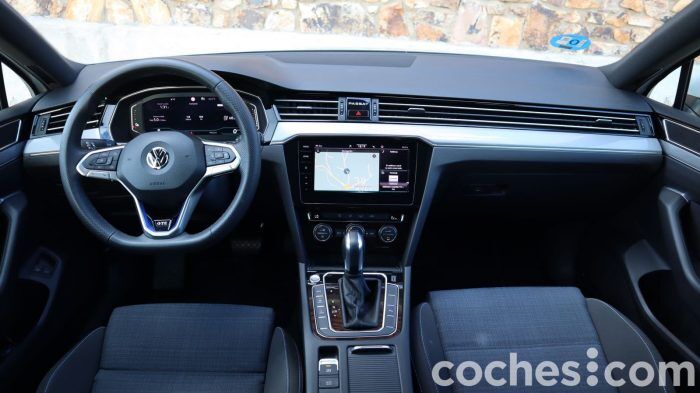 Volkswagen Passat Variant GTE Interior 21 700x393