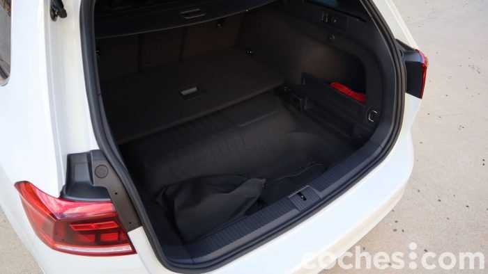 Volkswagen Passat Variant GTE Maletero 1 700x394