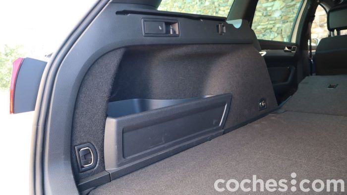Volkswagen Passat Variant GTE Maletero 2 700x393