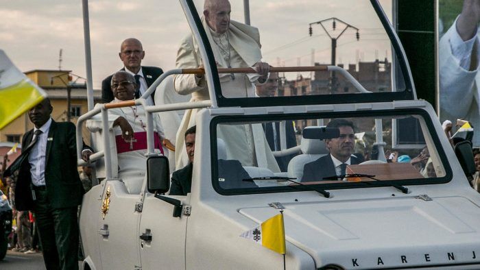 El Papa en un Karenji Mazana, coche fabricado en Madagascar