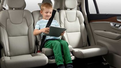 Los motivos por los que los alzadores de niño para el coche no son tan buena idea