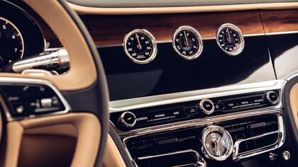 La pantalla giratoria de Bentley: así funciona su complejo sistema de 153 piezas