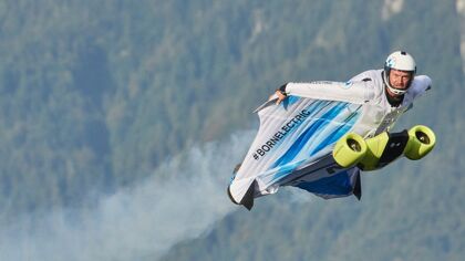 ¿Es un pájaro? ¿Es un avión? No, es el traje aéreo y eléctrico de BMW