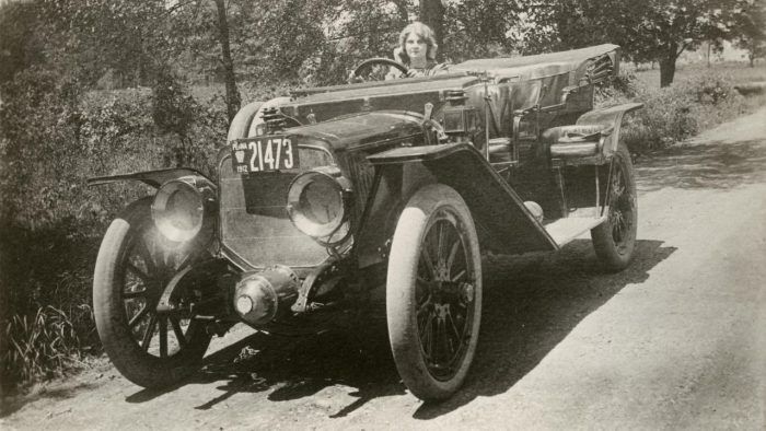 Florence Lawrwnce Mujer Coche 700x394