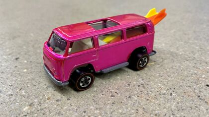 Este Volkswagen Bus “Beach Bomb” rosa de Hot Wheels es un auténtico unicornio de seis cifras