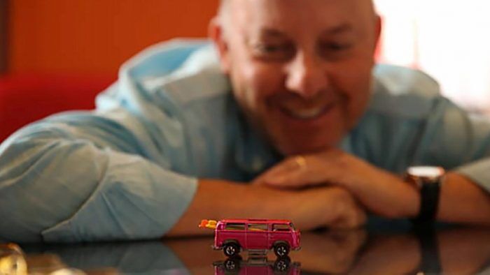 1969 Volkswagen Beach Bomb Hot Wheels Rosa 3 700x394