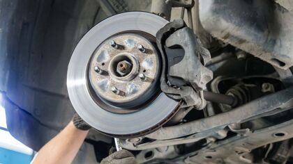 Lo que puede significar una frenada irregular en tu coche y cómo solventarlo