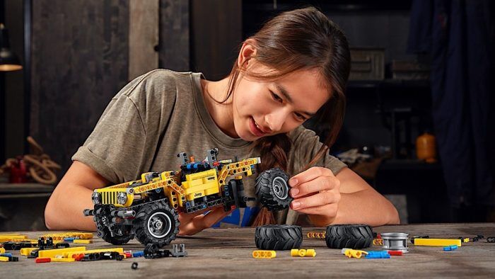 LEGO Technic Jeep Wrangler 7 700x394