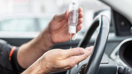 El desgaste que los geles desinfectantes pueden provocar en el interior del coche