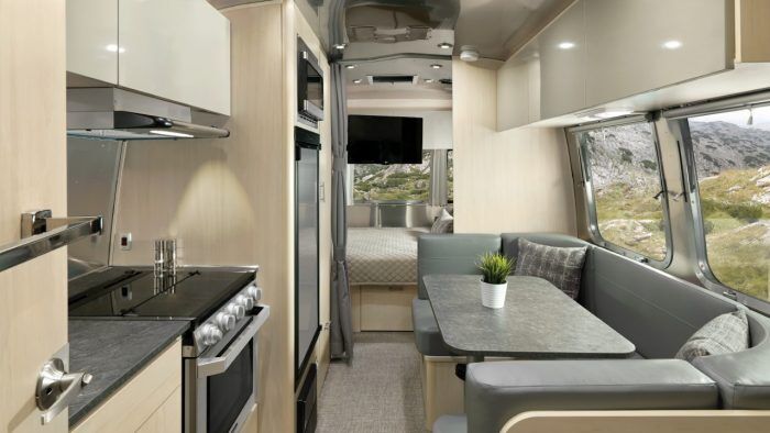 Caravana Airstream Flying Cloud 30FB Office 27 700x394