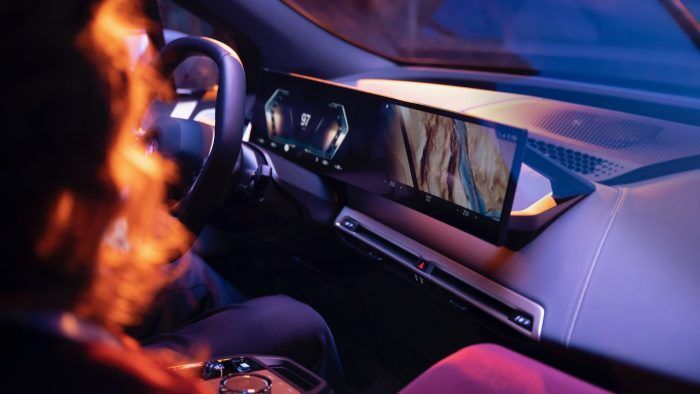 BMW IDrive 8 24 700x394