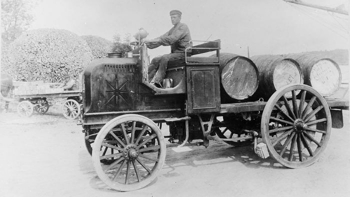 Camion Daimler 6 PS Motor Lastwagen 1896 700x394