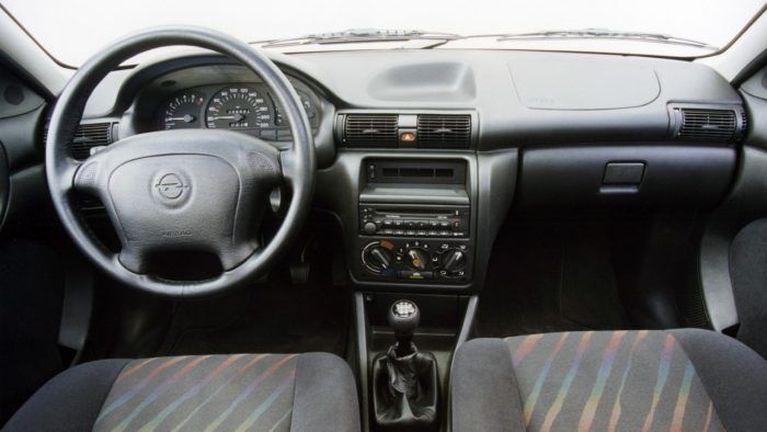 Opel Astra F 3 Puertas Interior 2 700x394