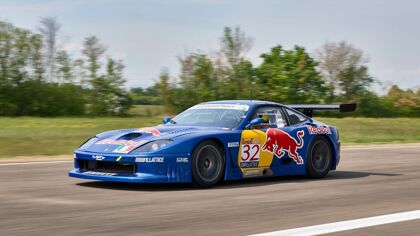 Ferrari 550 GT1, un cavallino rampante que te dará alas en las pistas de todo el mundo