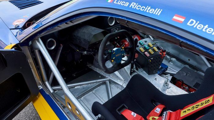 Ferrari 550 GT1 8 700x394