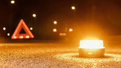 Triángulos de emergencia o luces V-16: cómo utilizarlos al parar en carretera