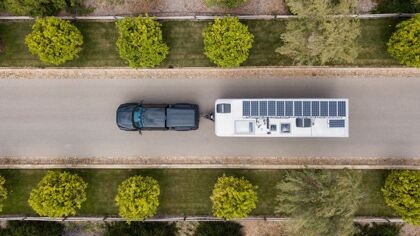 La caravana del medio millón de euros capaz de recargar coches eléctricos