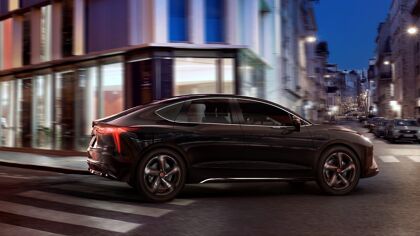 Mobilize Limo, la berlina eléctrica de Renault para una vida de taxi y VTC