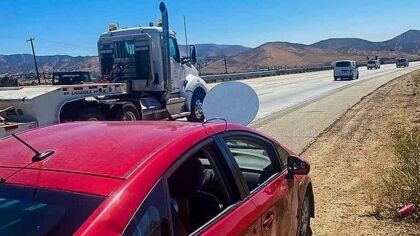 ¿Qué hacía este tipo con una antena parabólica anclada al capó de su coche?