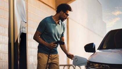 Dos de cada tres personas piensa que los coches eléctricos tienen un motor de gasolina