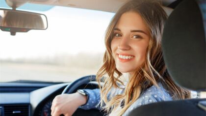 Conducir a los 17 años y permiso digital: la revolución vial europea ya tiene fecha