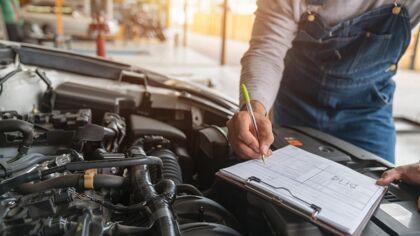 ¿Qué es el libro de mantenimiento de un coche y qué puedo encontrar en él?