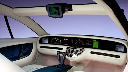 ¿Sabías que Mercedes-Benz ya tanteaba con una “Hyperscreen” en 1996?